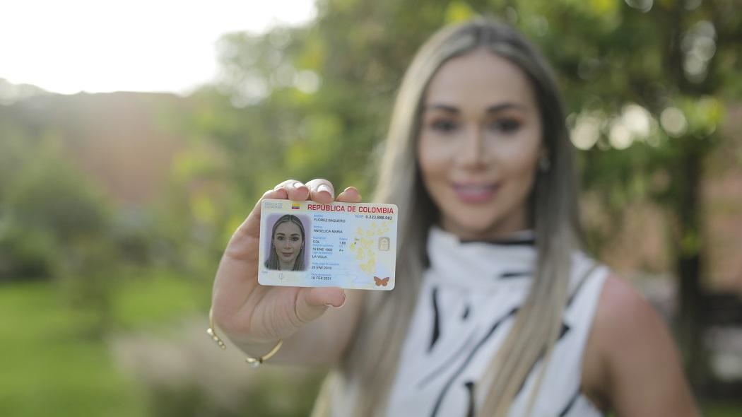 La tal cédula digital anda de moda Promover la actualización de la cédula a su versión digital se ha convertido para la Registraduría en una tarea prioritaria, pues el objetivo es que todos los colombianos la tengan y la usen antes de finalizar el 2023.