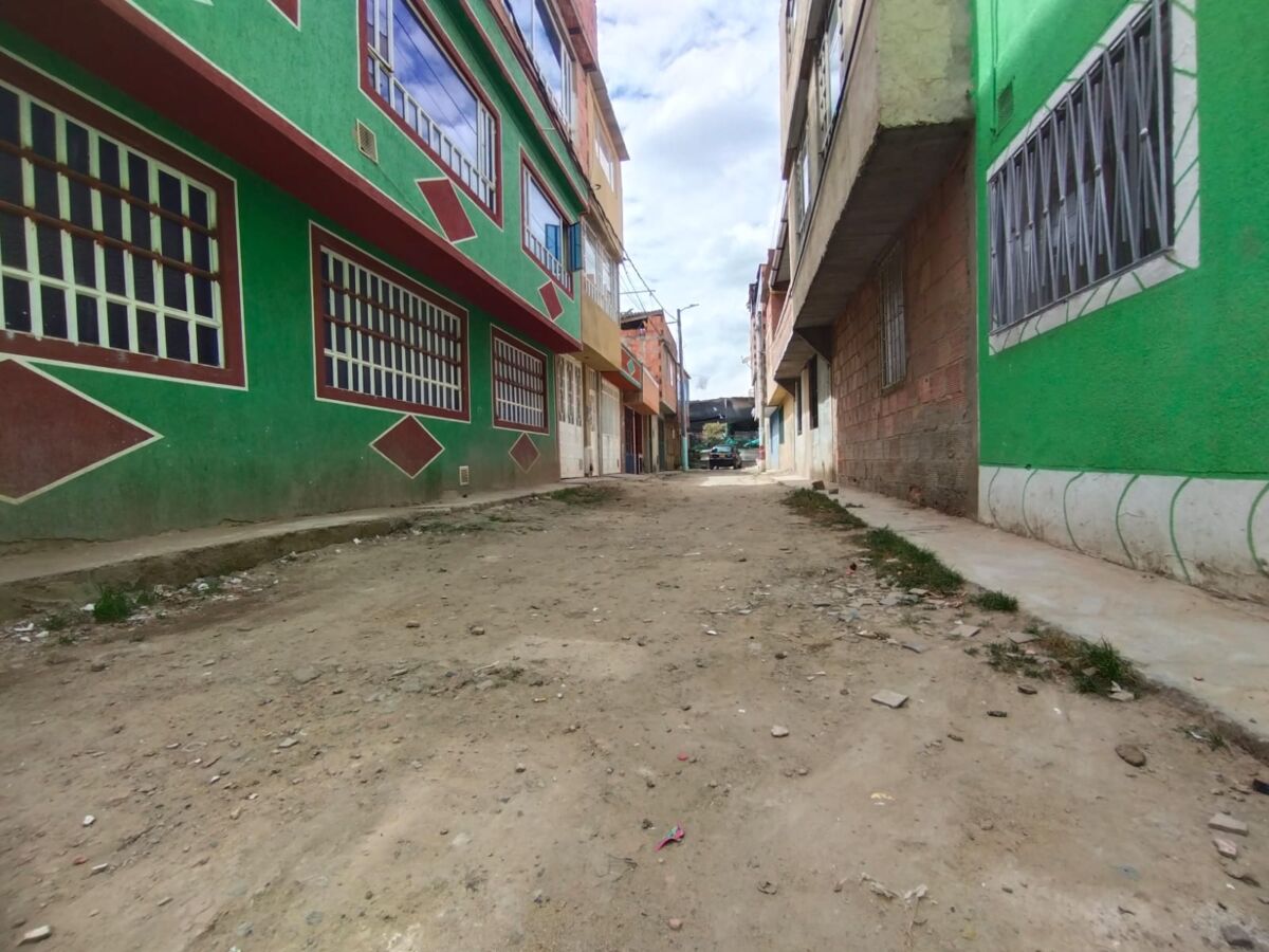 Extraña muerte de Angie y sus hijos en Bosa 2 Extraña muerte de Angie y sus hijos en Bosa Un sinfín de interrogantes invade la cabeza de los vecinos del barrio El Remanso, en límites con el barrio Villa Emma (Bosa), luego de la extraña muerte de una joven mujer y sus dos pequeños, de origen venezolano.