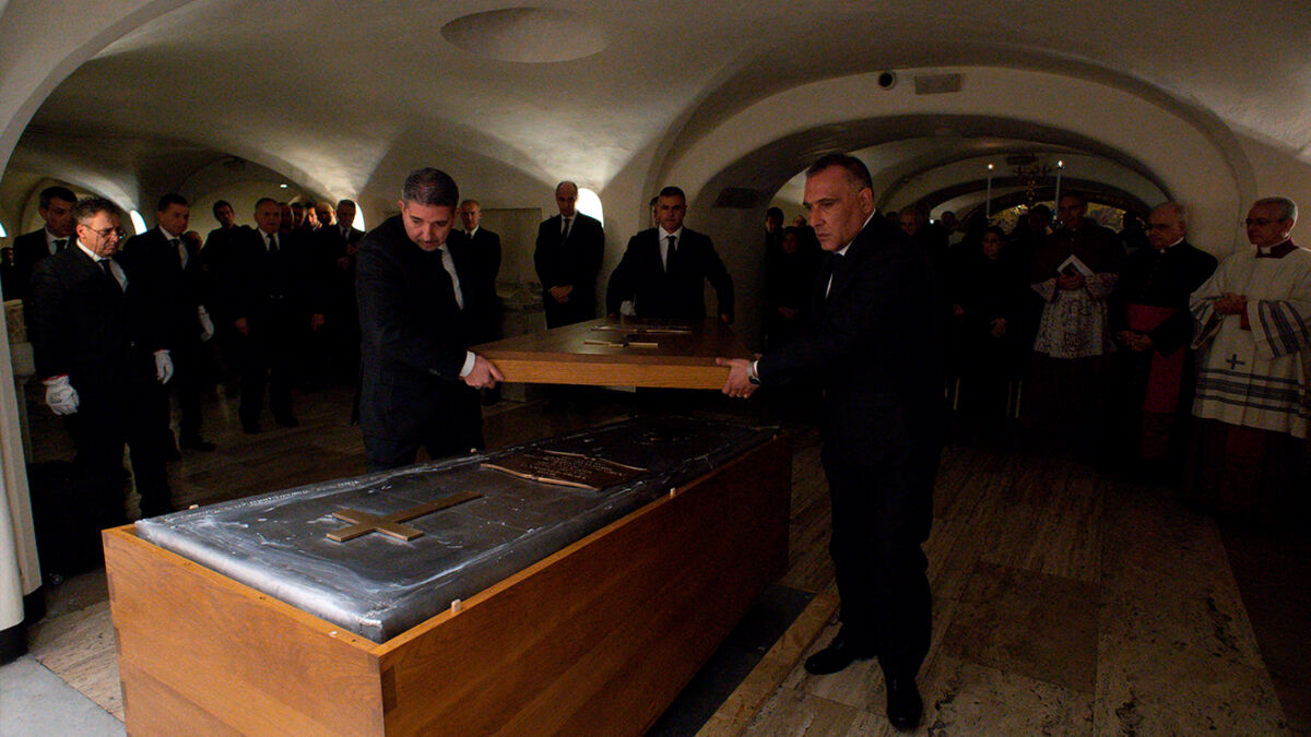 La tumba de Benedicto XVI podrá visitarse a partir de este domingo La tumba de Benedicto XVI, que ha sido colocada en la cripta situada en las grutas vaticanas, podrá visitarse a partir de este domingo a las 9:00 de la mañana, según informó la oficina de prensa del Vaticano.