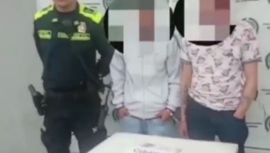 Le dieron 'paloterapia' a dos pillos que atracaron en un bus 1 Le dieron 'paloterapia' a dos pillos que atracaron en un bus Dos delincuentes fueron perseguidos, golpeados y capturados por varios ciudadanos, luego de que los pillos atracaran un bus de servicio público en Soacha.