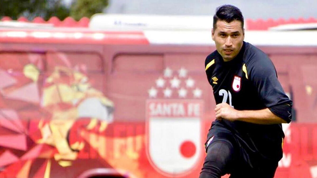 Leandro Castellanos colgará los guantes: anunció su retiro del fútbol A los 38 años de edad Leandro Castellanos le puso fin a su carrera como futbolista profesional. Este martes, en rueda de prensa, el actual portero de Independiente Santa Fe anunció que no seguirá en competencia.