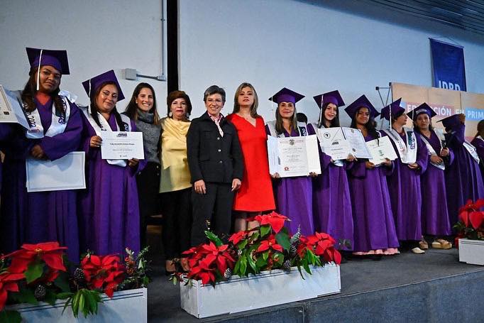 Llegó la hora de terminar el bachillerato Por diversas causas algunas personas tuvieron que abandonar sus estudios de bachillerato y dedicarse a trabajar o realizar otro tipo de labores.&nbsp;