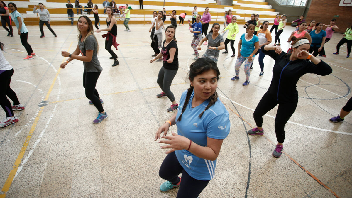 Los beneficios de practicar actividad física a diario para su salud Practicar al menos 30 minutos de actividad física pueden ayudarle a mejorar su estado físico y prevenir el riesgo de muerte ante varias enfermedades cardiovasculares.