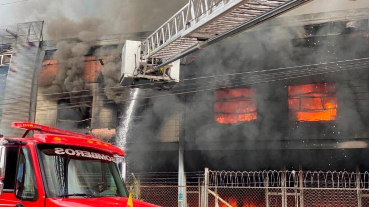 Más de 450 familias resultaron perjudicadas por el incendio de fábrica de colchones En cenizas quedó toda la fábrica de colchones que se incendió en la mañana de ayer, 4 de enero sobre la Calle 80, a la altura del Puente de Guadua. Las instalaciones, los insumos, la maquinas y todo que había allí fue consumido por las llamas.