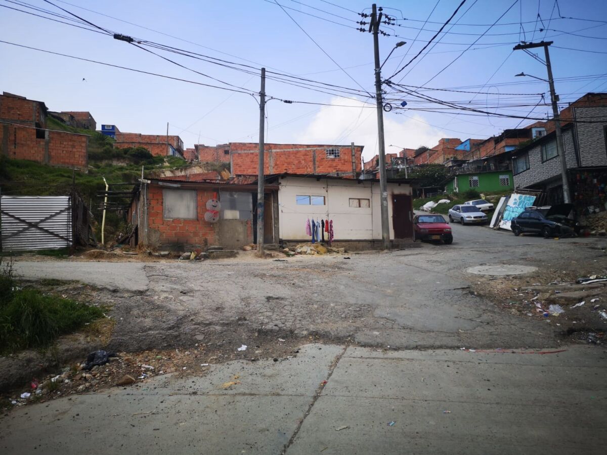 Matan a Alex en invasión de Ciudad Bolívar A primera hora del domingo el Hospital de Meissen reportó a las autoridades el deceso de un joven de 33 años, Alex Duván Herrera Chiquillo, tras haber ingresado con un impacto de arma de fuego en el tórax.