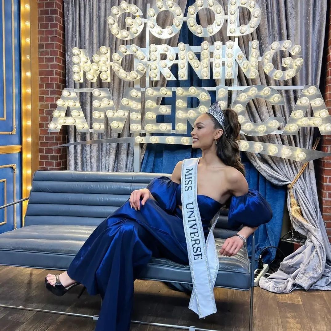 Miss Universo, R'Bonney Gabriel, renunció al título de Miss USA El pasado sábado 14 de enero fue coronada R'Bonney Gabriel como la nueva Miss Universo, sin embargo, recientemente renunció a su corona como reina de Estados Unidos.