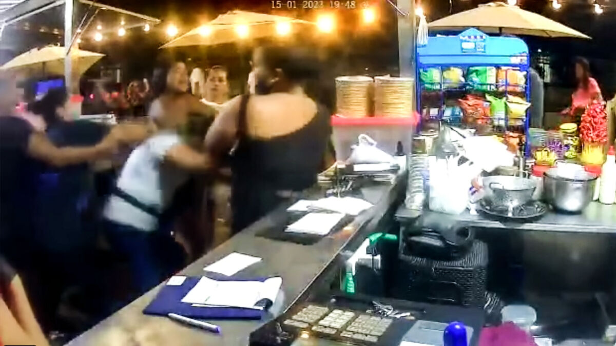 Mujeres se agarraron por una ensalada de frutas Un caso de intolerancia se presentó en un local de venta de ensaladas de frutas en Buga, Valle del Cauca. Todo sucedió cuando una clienta se quejó por el supuesto mal sabor que tenía el queso con el que le habían preparado el plato.