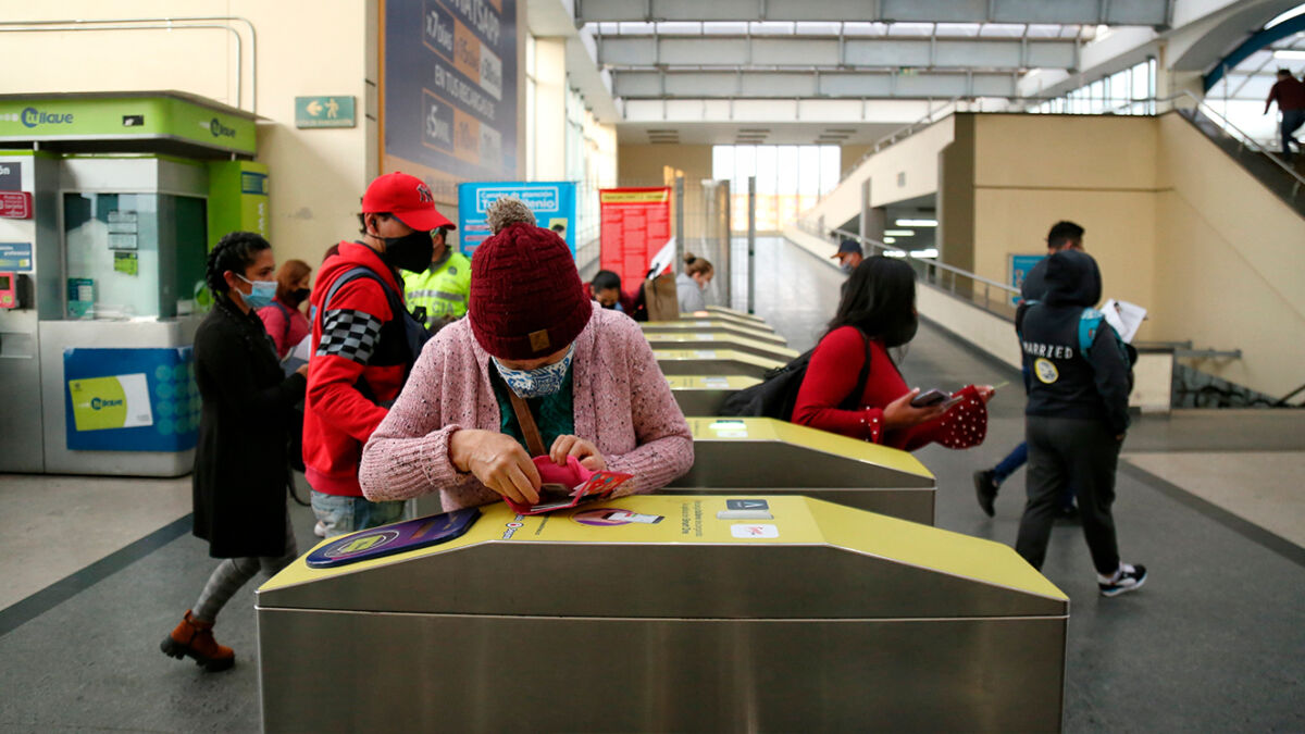 ¿Muy caro el pasaje? vea cómo puede aplicar a la tarifa subsidiada en TransMilenio 8 ¿Muy caro el pasaje? vea cómo puede aplicar a la tarifa subsidiada en TransMilenio Desde el pasado martes 10 de enero, empezaron a regir los nuevos precios para el transporte público en Bogotá, algo que ha representado un dolor de cabeza para los ciudadanos, pese al aumento del salario mínimo de un 16%.