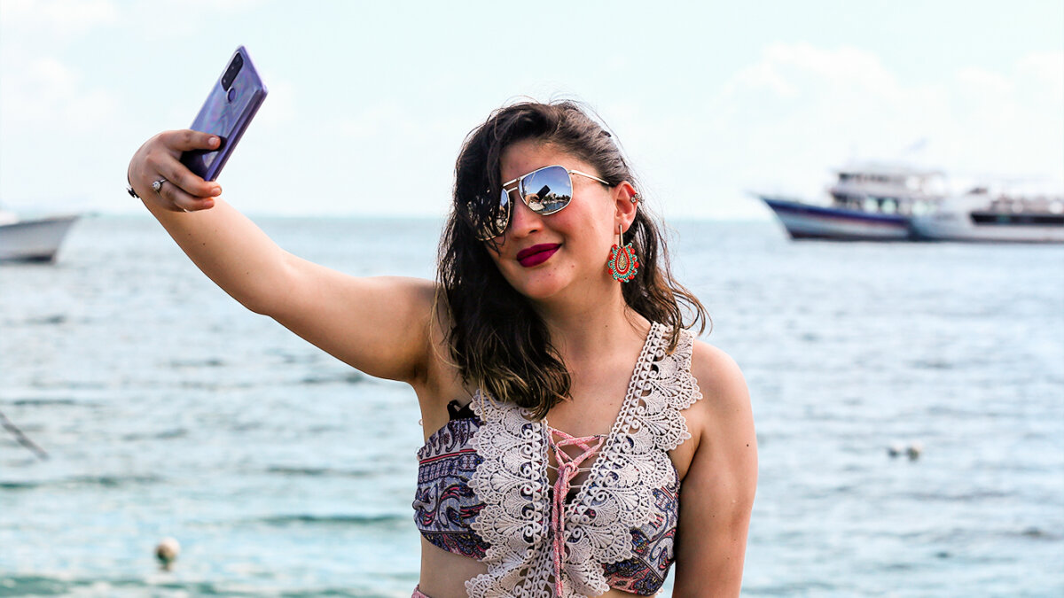 No descuide sus ojos en estas vacaciones Todavía quedan varios días de vacaciones, por lo que es importante que durante el paseo, en los diferentes escenarios como las piscinas y el mar, los turistas cuiden su salud visual para evitar percances y daños irremediables de una parte del cuerpo tan fundamental como los ojos. 