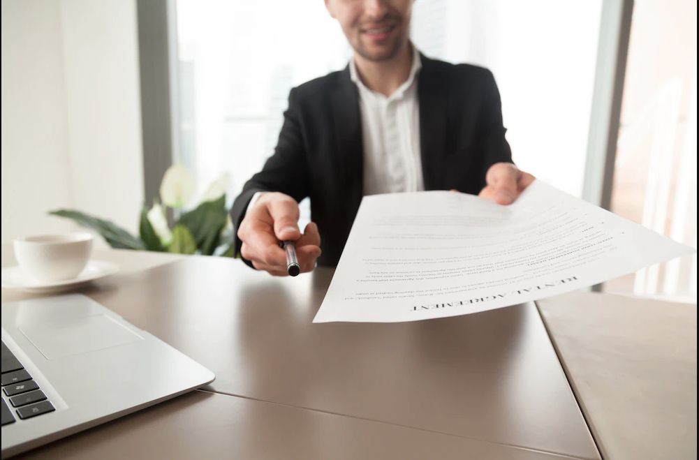 Ojo a estos negocios inmobiliarios chimbos 1 Ojo a estos negocios inmobiliarios chimbos A expensas del sueño que tiene la mayoría de colombianos de tener su casa propia, un grupo de estafadores está aprovechando para implementar una modalidad de estafa de vieja usanza, a través de las falsas promesas de venta de viviendas sobre planos.