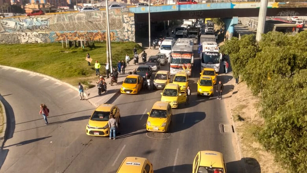 ¡Pilas! plan tortuga de taxistas afecta la movilidad en Soacha A esta hora se registra un plan tortuga de taxistas que afecta la Autopista Sur en Soacha, el hecho genera un monumental trancón en sentido sur - norte.