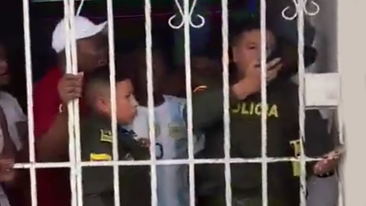 Policías intentaron controlar una fiesta y terminaron encerrados En redes sociales se viralizó el video de dos policías que fueron a controlar una fiesta y terminaron encerrados con candado en un establecimiento comercial de Buenaventura, Valle del Cauca.