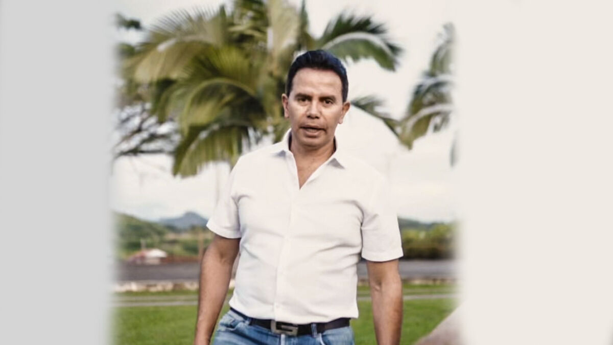 "Por montañero": Jhonny Rivera contó la pena que pasó durante un vuelo El famoso cantante Jhonny Rivera volvió a causar gracia en sus redes sociales, pues por medio de sus historias de Instagram&nbsp;recordó el susto y la pena que pasó en un vuelo debido a la gran cantidad de humo que se presentó la aeronave.