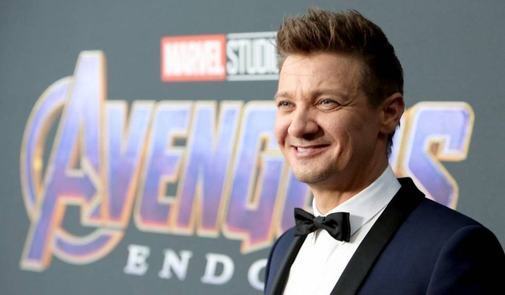 Jeremy Renner compartió la primera foto en el hospital tras sufrir grave accidente La estrella de cine Jeremy Renner, conocido por su papel de ‘Ojo de Halcón’ en varias superproducciones de Marvel, como ‘Avengers’, se encontraba en estado crítico por un accidente que tuvo con un quitanieves.