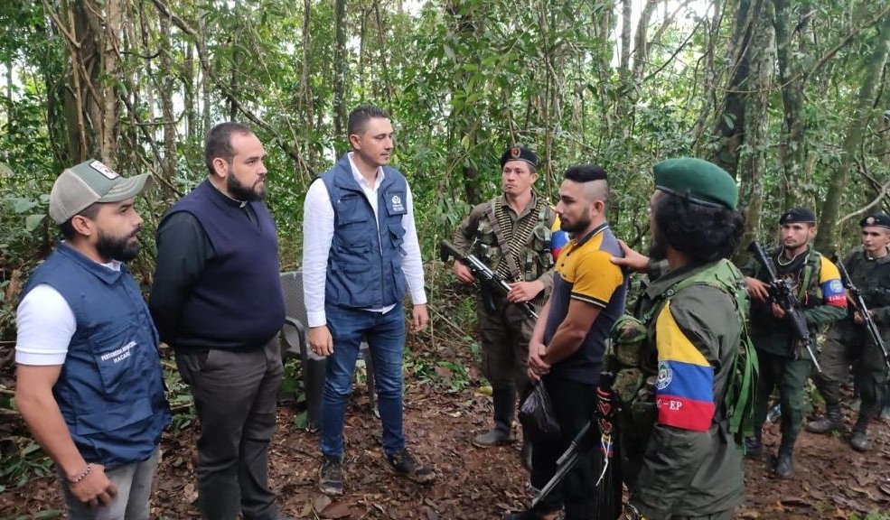Liberan en Catatumbo a joven que estaba en poder de disidencias de las Farc 3 Liberan en Catatumbo a joven que estaba en poder de disidencias de las Farc Las disidencias de las Farc liberaron en una zona montañosa del Catatumbo, Norte de Santander, a Darío Coronel Pineda, un joven de 25 años que había sido retenido desde el pasado 2 de diciembre de 2022, por uno de sus frentes que opera en la zona.