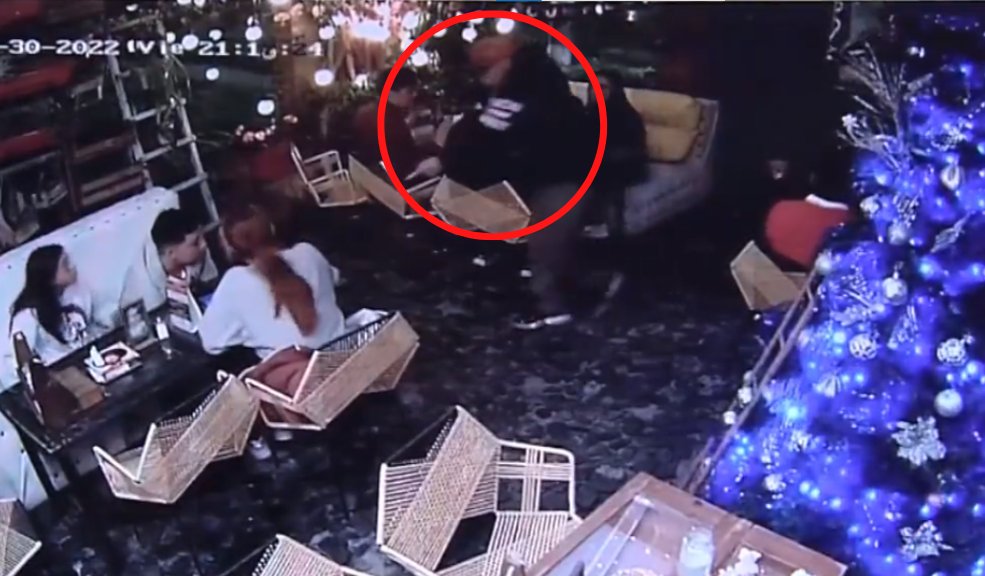 ¡Qué descaro! Delincuentes robaron dos veces a un restaurante en Kennedy 1 ¡Qué descaro! Delincuentes robaron dos veces a un restaurante en Kennedy Descarados ladrones robaron dos veces en la misma semana un restaurante ubicado en el barrio Castilla, en la localidad de Kennedy, utilizando armas de fuego para intimidar a sus víctimas.