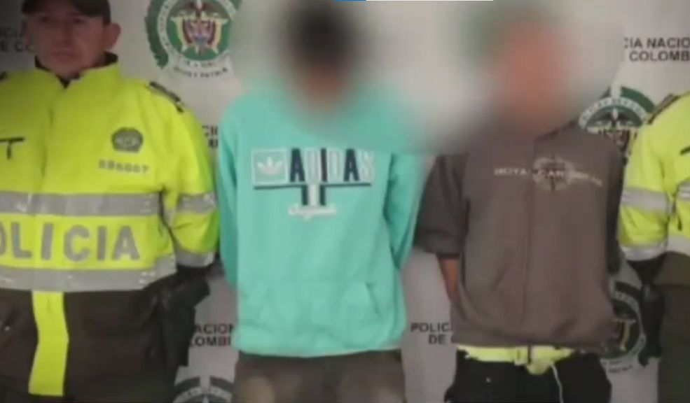 Joven disparó un arma traumática contra dos personas porque "lo miraron mal" 3 Joven disparó un arma traumática contra dos personas porque "lo miraron mal" Otro hecho de intolerancia se reportó en las últimas horas en el vecino municipio de Soacha, luego de que un hombre le disparara a dos personas porque "lo miraron mal".