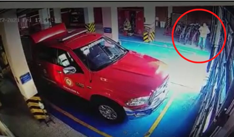 ¡El colmo! Bomberos también fueron víctimas de robo en Bogotá 3 ¡El colmo! Bomberos también fueron víctimas de robo en Bogotá Ni los bomberos se salvan, pues quedó registrado en video el momento en el que un delincuente ingresa a la estación del barrio Garcés Navas, noroccidente de Bogotá y se lleva una bicicleta, la del sargento de la estación.