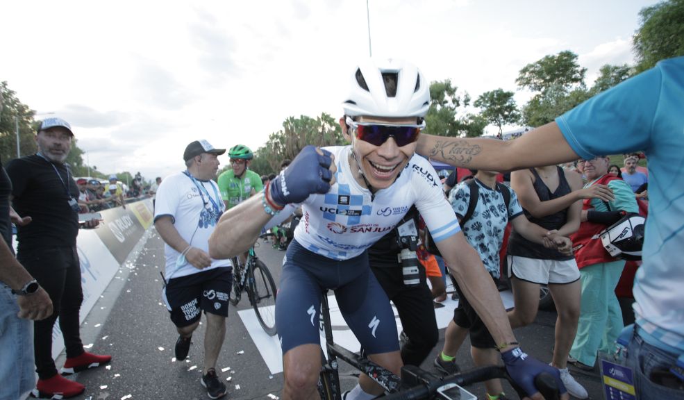 'Superman' López voló y se coronó campeón de la Vuelta a San Juan 3 'Superman' López voló y se coronó campeón de la Vuelta a San Juan Este domingo se dio la jornada definitiva de la edición 39 de la Vuelta a San Juan y el título de este campeonato se lo llevó Miguel 'Superman' López, quien sostuvo su liderato.