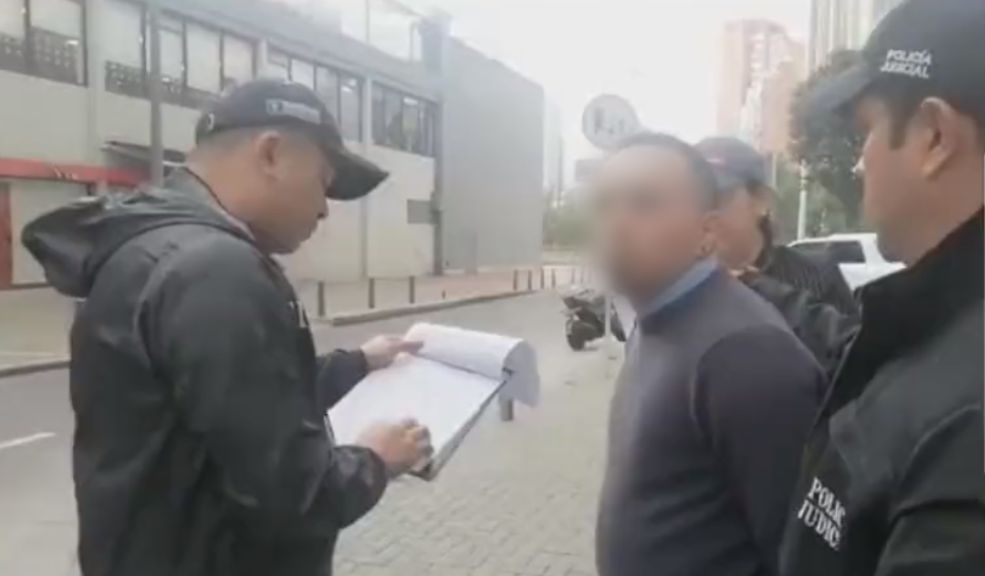 ¡Qué miedo! hombre secuestró a su pareja por varios días en Las Cruces La Fiscalía envió a prisión a un hombre señalado de tentativa de feminicidio, pues según su pareja sentimental, el sujeto la tuvo secuestrada por 18 días en el barrio Las Cruces, centro de Bogotá.