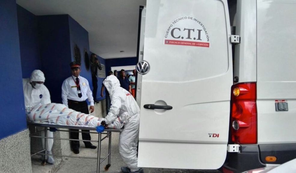 Macabro hallazgo: encontraron cuerpo dentro de un costal en Kennedy En horas de la mañana de ayer, encontraron un nuevo cuerpo dentro de un costal en el barrio El Amparo, localidad de Kennedy, al parecer, pertenece a un hombre que había sido agredido con cuchillo.