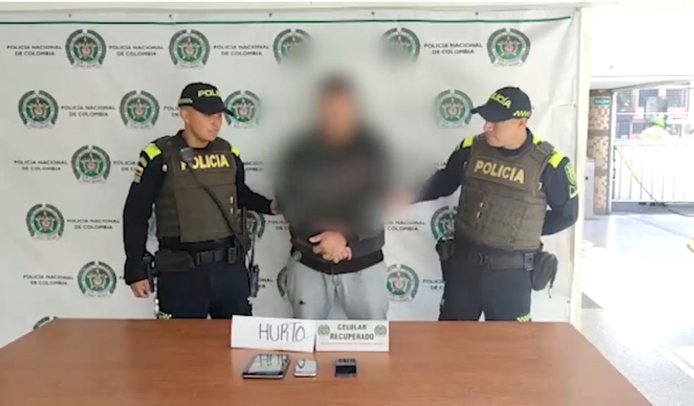 Con las manos en la masa: capturan a pillo que acababa de robar en Barrios Unidos 4 Con las manos en la masa: capturan a pillo que acababa de robar en Barrios Unidos La policía de Bogotá logró la captura de un sujeto que acababa de robar a un hombre en la localidad de Barrios Unidos.