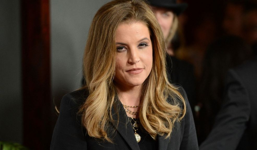 La hija de Elvis Presley murió tras sufrir un paro cardiaco 2 La hija de Elvis Presley murió tras sufrir un paro cardiaco La cantante Lisa Marie Presley, hija de la leyenda del rock 'n' roll Elvis, falleció el jueves a los 54 años, según medios estadounidenses que citaron a su familia.