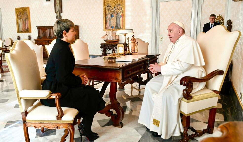 La primera dama visitó al Papa Francisco para invitarlo a Colombia En audiencia privada fue recibida este sábado en el Vaticano la primera dama de la Nación, Verónica Alcocer, por parte del papa Francisco, en un encuentro que se dio sobre las 10:30 de la mañana en donde hablaron sobre la violencia intrafamiliar, el maltrato a la mujer, los niños y niñas.