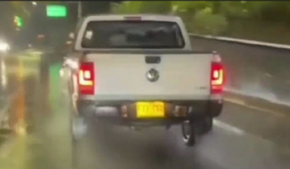 Buscan a infame conductor que se voló luego de que su perrito muriera al caer del carro Un nuevo caso de maltrato animal tiene indignados a los ciudadanos, pues en un video que ronda por las redes sociales se ve a un conductor huir luego de que su perrito muriera tras caer del platón de la camioneta en la que iba.