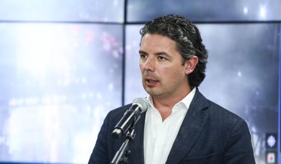 Renunció el secretario de Seguridad de Bogotá, Aníbal Fernández de Soto 7 Renunció el secretario de Seguridad de Bogotá, Aníbal Fernández de Soto A pesar de que la inseguridad en Bogotá sigue siendo un dolor de cabeza para los ciudadanos, este miércoles 11 de enero, el secretario de Seguridad de la capital, Aníbal Fernández de Soto, renunció a su cargo, ¿por qué?