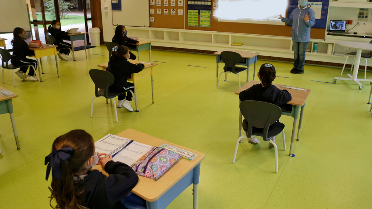 Recomendaciones para que el regreso a clases no sea un dolor de cabeza Si usted tiene hijos en el colegio, muy posiblemente ya esté pensando en el regreso a clases y todo lo que esto conlleva, como los cambios de horario, los hábitos de sueño, los útiles escolares y, en otros casos, la transición de primaria a bachillerato y hasta la llegada a un colegio nuevo.&nbsp;