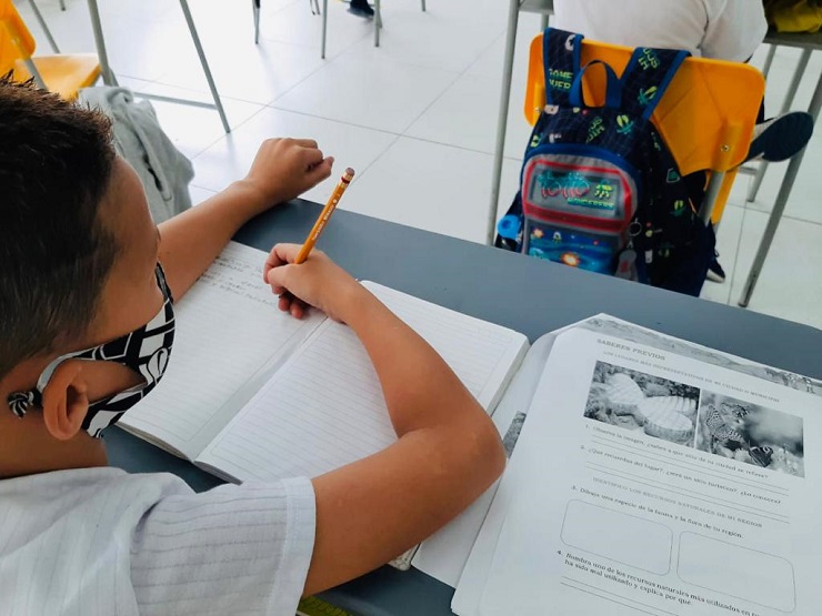 Recomendaciones para que el regreso a clases no sea un dolor de cabeza 1 Recomendaciones para que el regreso a clases no sea un dolor de cabeza Si usted tiene hijos en el colegio, muy posiblemente ya esté pensando en el regreso a clases y todo lo que esto conlleva, como los cambios de horario, los hábitos de sueño, los útiles escolares y, en otros casos, la transición de primaria a bachillerato y hasta la llegada a un colegio nuevo.