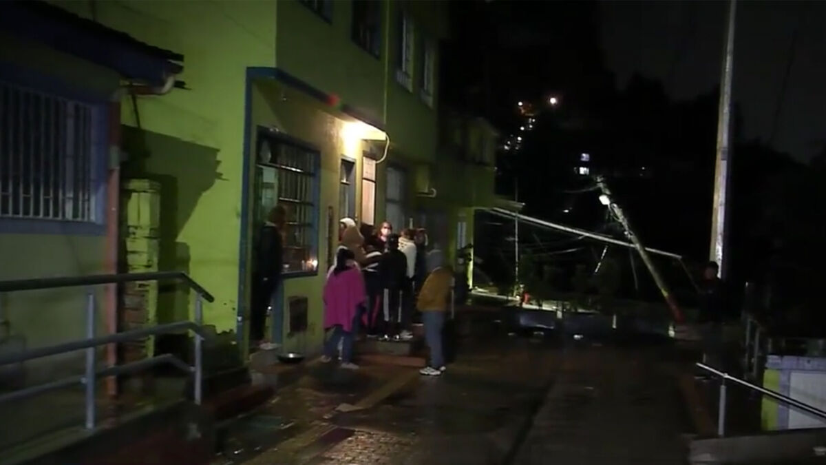 ¡Qué susto! Casi se les viene un poste de la luz por deslizamiento en Usaquén Dos familias de la comunidad del barrio Santa Cecilia, en Usaquén, no pudieron dormir por culpa de las lluvias que ocasionaron un deslizamiento de tierra y de un poste que está a nada de caer sobre una casa.
