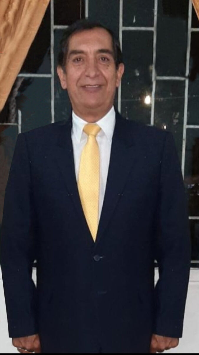Rafael Cortés, el taxista que fue vilmente asesinado en Engativá “Mi papá estaba en una tienda que queda acá en la esquina de la casa y pasada la medianoche decidió regresarse a casa. Cuando salió de la tienda, que insisto, queda muy cerca de la casa, caminó unos pocos pasos y en ese momento es cuando aparecen los dos tipos que se le abalanzan para robarlo. El señor de la tienda donde estaba mi papá se quedó en la puerta vigilando que nada fuera a pasar y cuando se dio cuenta de que lo iban a atracar empezó a gritar. En ese momento los tipos huyeron y mi papá se devolvió a la tienda para pedir auxilio. Alcanzamos a llevarlo a un centro médico, pero al poco tiempo falleció porque la herida le comprometió el pulmón”, le dijo la mañana de ayer a Q’HUBO Laura Cortés, hija de Rafael Cortés, un taxista de 61 años que fue vilmente asesinado la madrugada de ayer a pocos metros de su casa en medio de un intento de hurto. Los dos sujetos responsables fueron capturados.