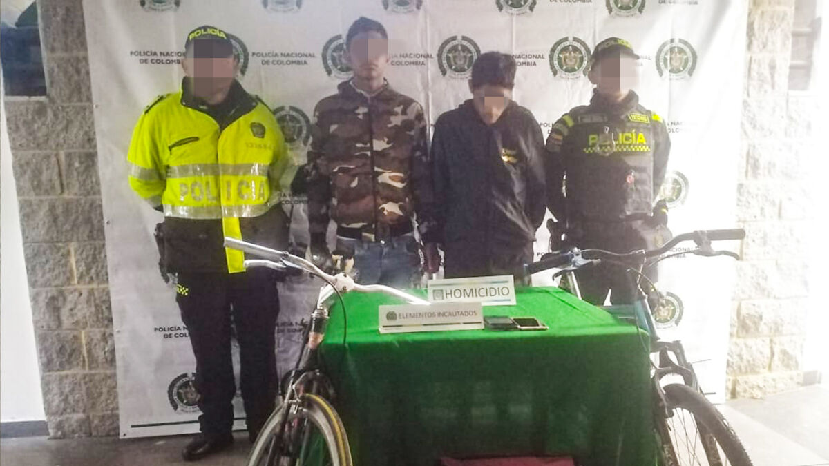 Rafael Cortés, el taxista que fue vilmente asesinado en Engativá “Mi papá estaba en una tienda que queda acá en la esquina de la casa y pasada la medianoche decidió regresarse a casa. Cuando salió de la tienda, que insisto, queda muy cerca de la casa, caminó unos pocos pasos y en ese momento es cuando aparecen los dos tipos que se le abalanzan para robarlo. El señor de la tienda donde estaba mi papá se quedó en la puerta vigilando que nada fuera a pasar y cuando se dio cuenta de que lo iban a atracar empezó a gritar. En ese momento los tipos huyeron y mi papá se devolvió a la tienda para pedir auxilio. Alcanzamos a llevarlo a un centro médico, pero al poco tiempo falleció porque la herida le comprometió el pulmón”, le dijo la mañana de ayer a Q’HUBO Laura Cortés, hija de Rafael Cortés, un taxista de 61 años que fue vilmente asesinado la madrugada de ayer a pocos metros de su casa en medio de un intento de hurto. Los dos sujetos responsables fueron capturados.
