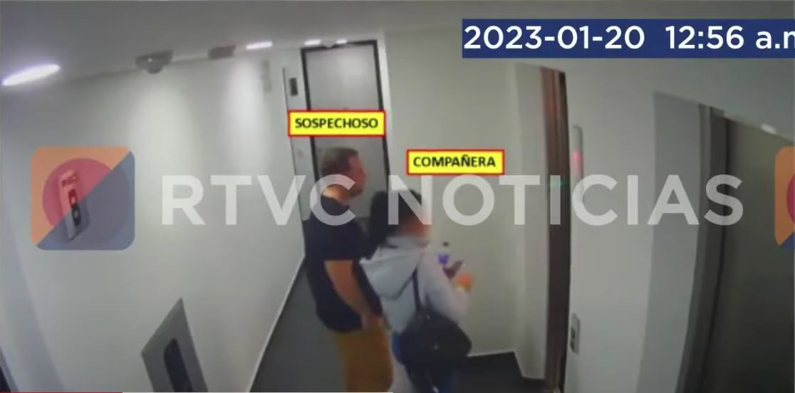 Revelan imágenes de John Poulos entrando a apartamento con misteriosa mujer Desde que se conoció que otra mujer estuvo al interior del apartamento en donde se presume habría sido asesinada Valentina Trespalacios, horas antes de que la DJ llegara con todo su trasteo, las autoridades empezaron la búsqueda de esta mujer, pues en el edificio Kapadozzia no hay registro de su entrada.