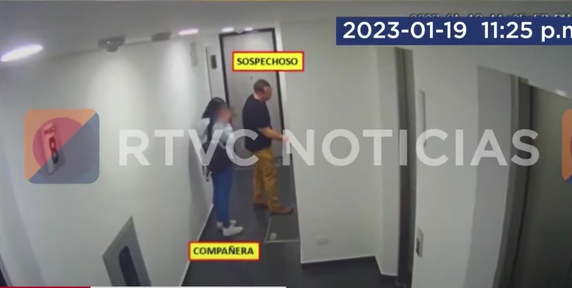 Revelan imágenes de John Poulos entrando a apartamento con misteriosa mujer Desde que se conoció que otra mujer estuvo al interior del apartamento en donde se presume habría sido asesinada Valentina Trespalacios, horas antes de que la DJ llegara con todo su trasteo, las autoridades empezaron la búsqueda de esta mujer, pues en el edificio Kapadozzia no hay registro de su entrada.