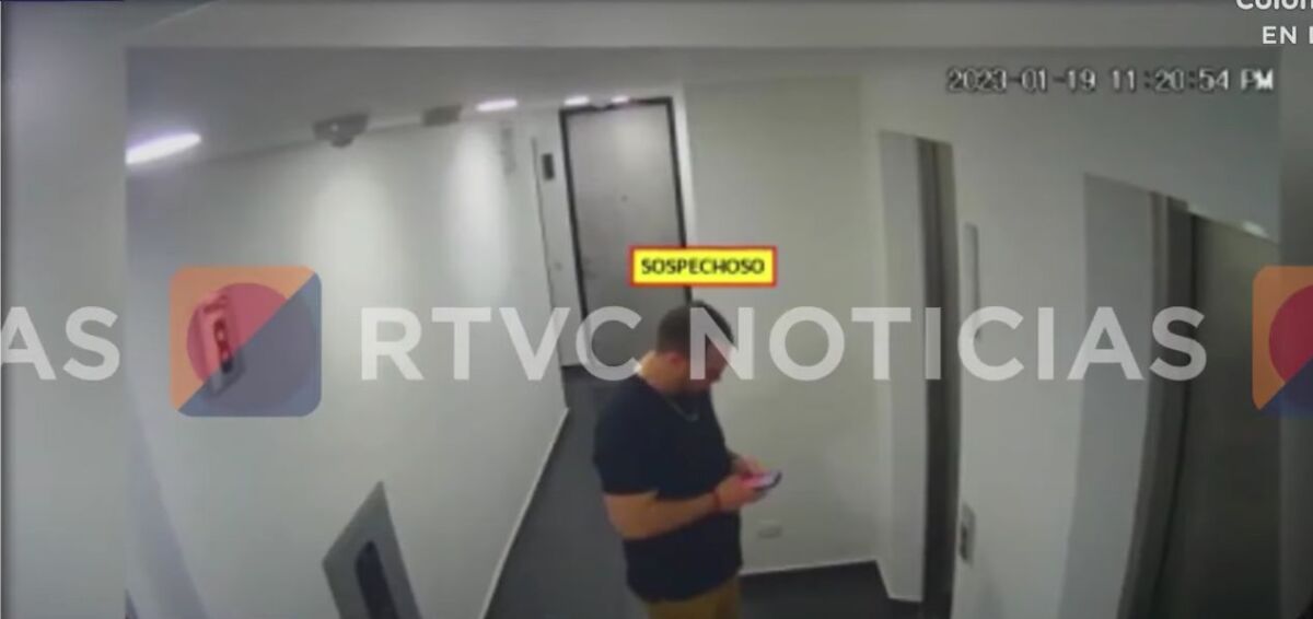 Revelan imágenes de John Poulos entrando a apartamento con misteriosa mujer Desde que se conoció que otra mujer estuvo al interior del apartamento en donde se presume habría sido asesinada Valentina Trespalacios, horas antes de que la DJ llegara con todo su trasteo, las autoridades empezaron la búsqueda de esta mujer, pues en el edificio Kapadozzia no hay registro de su entrada.