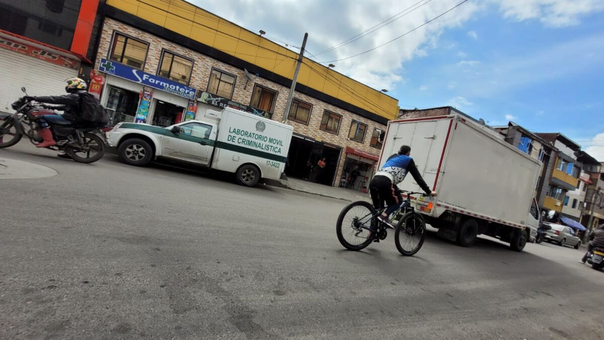 Riña y muerte en hotel del Santa Fe El rumor rápidamente se esparció en la zona. Las voces del sector aseguraban que en la mañana de este sábado, en uno de los hoteles de la 'Zona de Tolerancia', habían herido de muerte a un hombre que estaba en compañía de una de las trabajadoras sexuales del barrio Santa Fe. “No se sabe cómo empezó esa trifulca, lo cierto es que a un señor lo apuñalaron y se lo llevaron para el hospital muy grave. Eso sería por ahí entre 5 y 6 de la mañana, pero de ahí para allá lo que le diga es mentira”, le dijo a Q'HUBO un comerciante del barrio ubicado en pleno corazón de la capital, a propósito del ataque del que fue víctima un hombre de 30 años, quien luego de recibir una fatal herida falleció camino a un centro médico cercano.