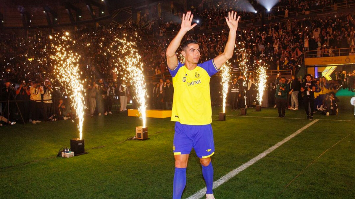 Se conoce el día que Cristiano Ronaldo debutará con el Al-Nassr de Arabia Saudita El atacante portugués Cristiano Ronaldo debería debutar en el campeonato de fútbol de Arabia Saudita con el Al Nassr el domingo 22 de enero, indicó este sábado a la AFP una fuente cercana al nuevo club del astro luso.