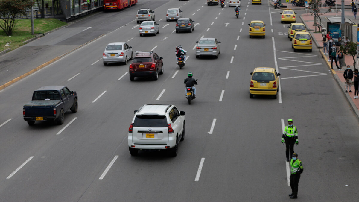 Se espera una movilidad de más de 4,3 millones de vehículos en el puente festivo Para muchos terminan las vacaciones este puente festivo de Reyes, por lo que el Ministerio de Transporte, en compañía de la Policía Nacional y las autoridades de tránsito anunciaron las medidas que se tomarán para que el retorno de miles de viajeros sea seguro.