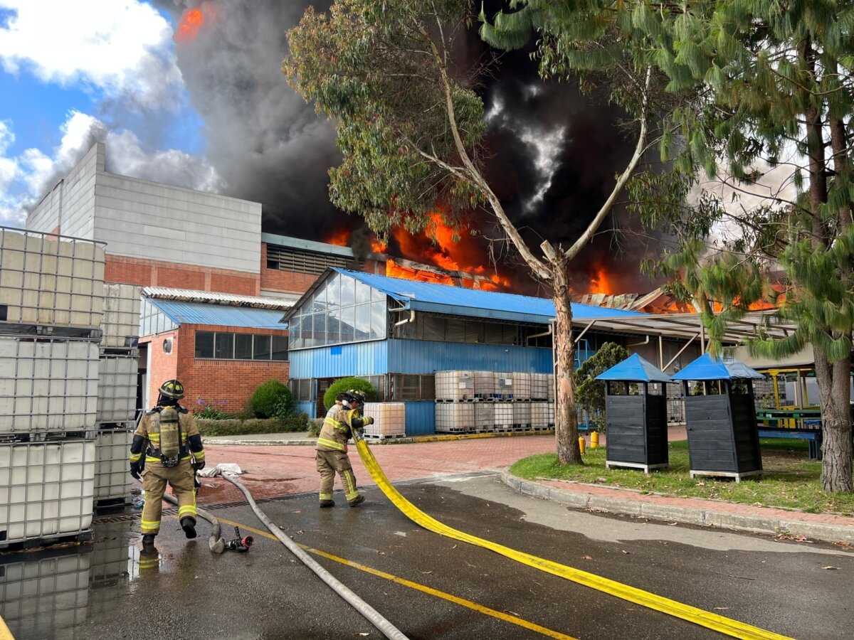 "Se nos acabó todo": dueño de la fábrica de colchones que se incendió A las 9 de la mañana de este miércoles, la capital comenzó a paralizarse por un humo negro y espeso que comenzó a invadir el cielo despejado y azul que invadía a Bogotá. Todos se preguntaban de dónde provenía y fueron los usuarios de redes sociales quienes reportaron lo ocurrido.