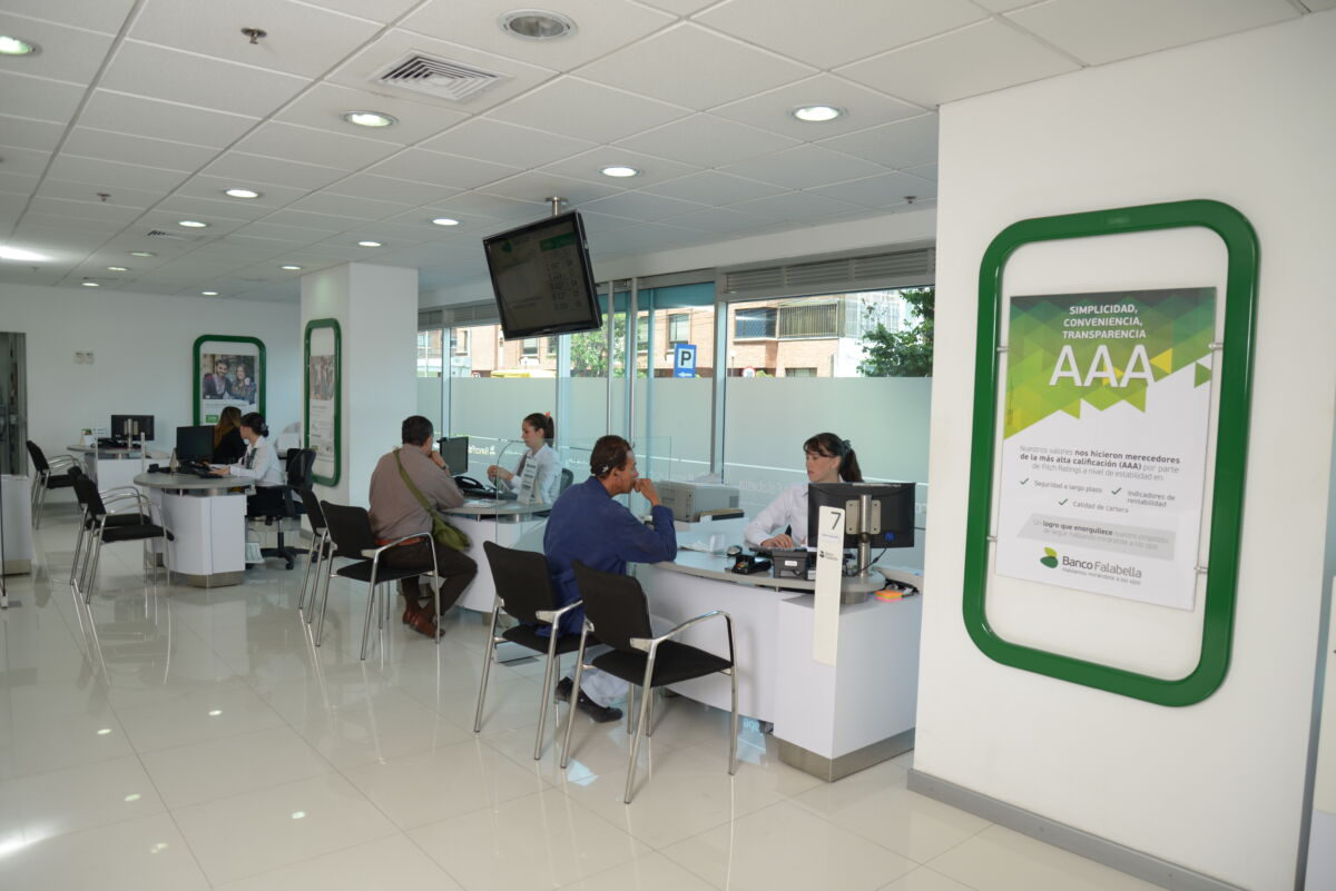 Tasa de usura: el otro ‘chicharrón’ crediticio Siguen las malas noticias en materia financiera para el colombiano de a pie, pues en la tarde de este viernes la Superintendencia Financiera de Colombia aumentó en dos puntos porcentuales la tasa de usura por lo que esta pasó del 41,26% a 43,26% tanto para los créditos de consumo como los ordinarios, es decir, aquellos que se manejan usualmente con tarjetas de crédito.