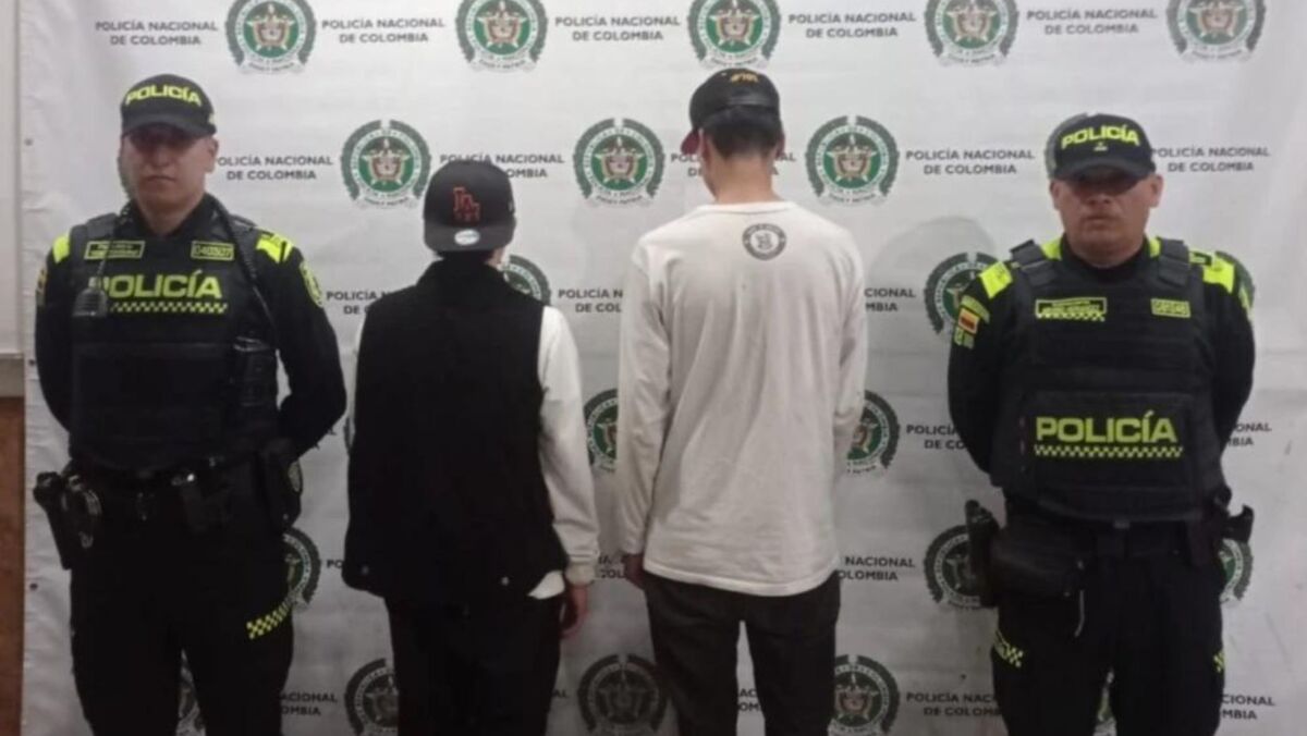 Taxista fue apuñalado en medio de un atraco en el centro de Bogotá 1 Taxista fue apuñalado en medio de un atraco en el centro de Bogotá Un taxista de 66 años fue víctima de dos pillos que los atracaron y apuñalaron en el centro de la ciudad. Según el hombre, recogió a los jóvenes y estos cuando llegaron a una zona oscura sacaron cuchillos y lo intimidaron.