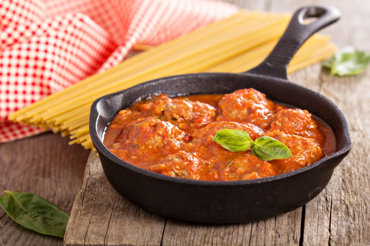 Una mezcla con de gusto y sabor 1 Una mezcla con de gusto y sabor Los espaguetis con albóndigas, conocidos originalmente como ‘spaghetti and meatballs’, es una receta que nació en Estados Unidos y que siempre triunfa en las familias de todo el mundo.