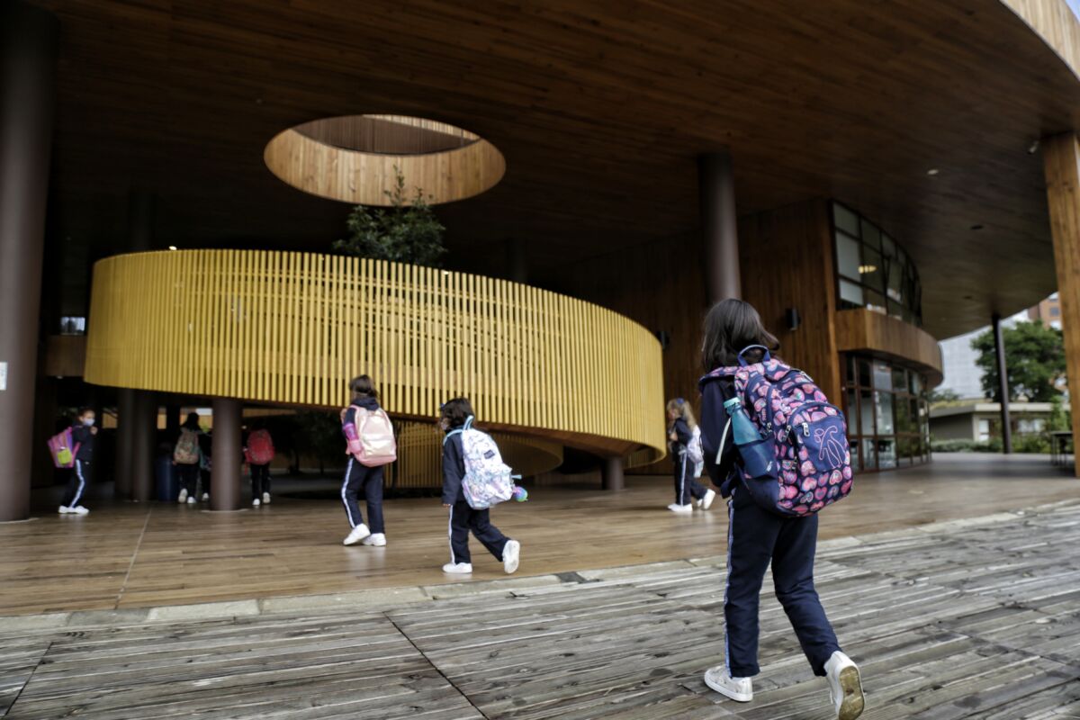 Vacúnelos para el regreso a clases Llegó el regreso a clases para que estudiantes continúen su proceso educativo y, con el retorno, las autoridades en salud instan a que los menores de edad tengan actualizados sus esquemas de inmunización, teniendo en cuenta que las vacunas eliminan o reducen en gran medida las enfermedades peligrosas que suelen transmitirse de un niño a otro.