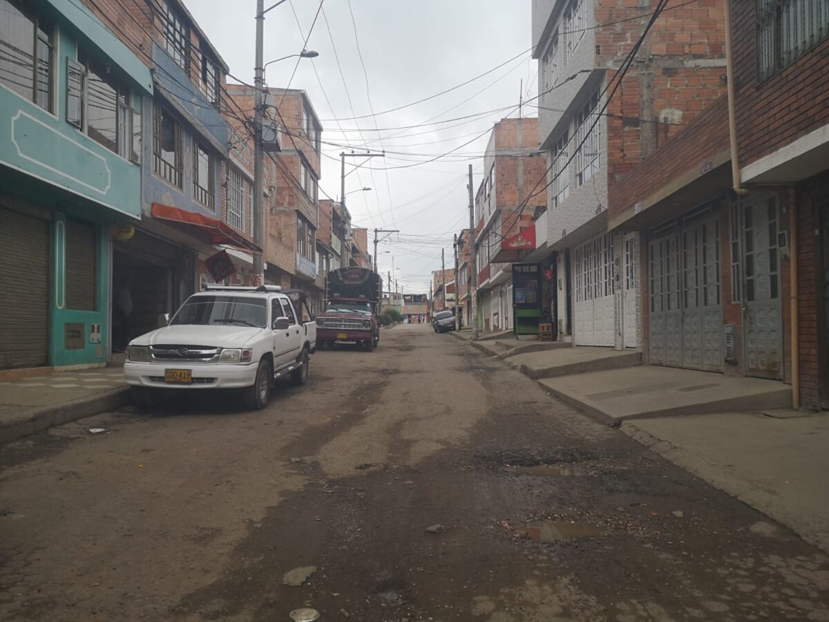 Ocho pillos vestidos de policías efectuaron millonario robo en Soacha ¡Inaudito caso de robo en Soacha! Un comerciante denunció que la madrugada de este martes, cuando se disponía a empezar su jornada laboral, fue interceptado por, al menos, ocho sujetos vestidos de policías, quienes le manifestaron que se encontraban en el sitio para llevar a cabo un allanamiento.&nbsp;