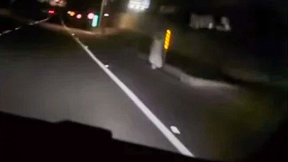 Video: fantasma causa terror en carretera de Colombia 5 Video: fantasma causa terror en carretera de Colombia En las redes sociales se viralizó una grabación en la que se ve un supuesto fantasma caminando por el costado de una carretera.
