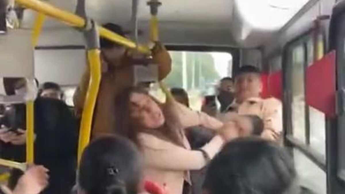 Video: mujeres se agarraron en TransMilenio por no pagar el pasaje 9 Video: mujeres se agarraron en TransMilenio por no pagar el pasaje Agarradas del pelo terminaron dos mujeres en pleno bus de TransMilenio, luego de que tuvieran una fuerte discusión por el pago del pasaje.