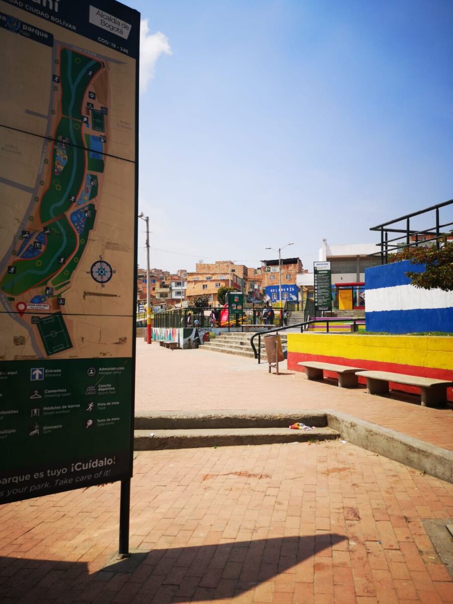 Vil ataque a Adolfo en concurrido parque de Ciudad Bolívar A plena luz del día del domingo y en una zona de gran afluencia de personas en el sector de Paraíso (Ciudad Bolívar), un joven de 28 años fue atacado por otro sujeto con un arma de fuego y arma cortopunzante.